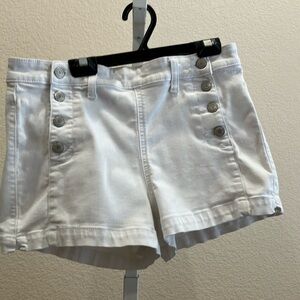 American Eagle white 4 button shorts in excellent condition. Size 10.